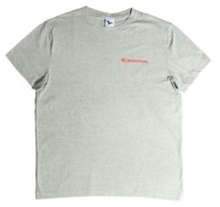 Camiseta gris con el logo de QUATROS, talla M